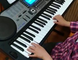 小姐姐弹电子琴素材图片,小姐姐弹奏电子琴的优雅瞬间